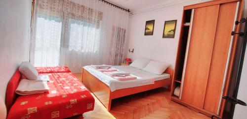 Una pequeña habitación con una cama y una ventana. en Apartment in Dobrinj - Insel Krk 45222, en Soline