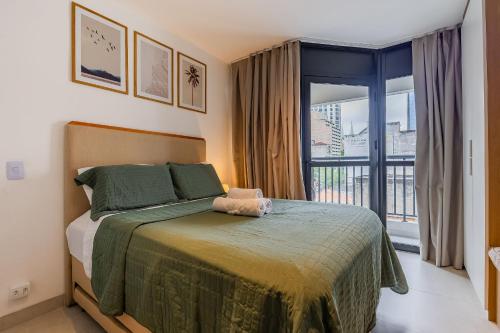 une chambre avec un lit avec vue sur un balcon dans l'établissement Studio na Liberdade | Piscina, Varanda, Wi-Fi, AC, à São Paulo