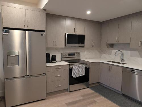 Η κουζίνα ή μικρή κουζίνα στο 21 Greenwich Common NW Calgary Alberta