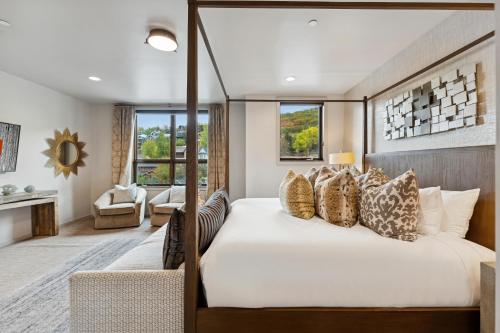 een slaapkamer met een bed en een bank bij Main Street Modern at Old Town in Park City