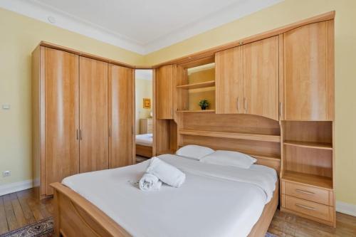 1 dormitorio con 2 camas y armarios de madera en Cozy 3BR Townhome Walk to City Center & Park Free, en Luxemburgo