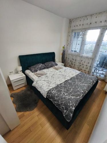 En eller flere senge i et værelse på Apartment M & N