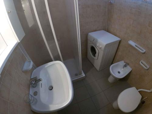 ein Badezimmer mit Dusche, Toilette und Waschbecken in der Unterkunft Apartment in Rosolina Mare 34042 in Rosapineta