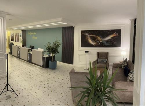 a lobby with a waiting room with a bird on the wall at Central location in the city center, two-room apartment in Baljurashi