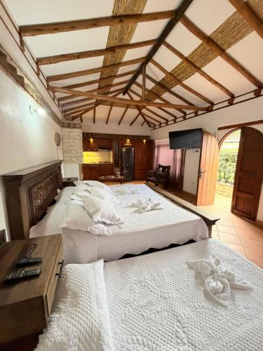 een kamer met drie bedden in een kamer bij Apartamento Colonial in Estación El Salto