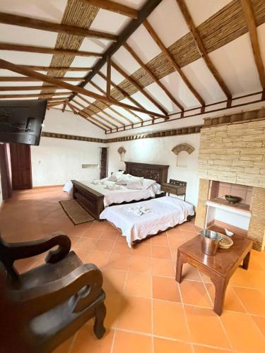 een slaapkamer met twee bedden en een flatscreen-tv bij Apartamento Colonial in Estación El Salto