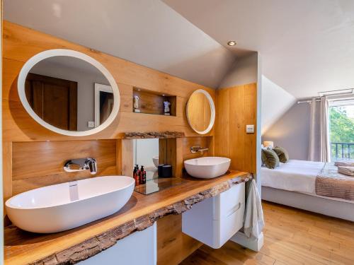 ein Badezimmer mit Waschbecken und Spiegel in der Unterkunft 8 Bed in Crowborough 92858 in Crowborough