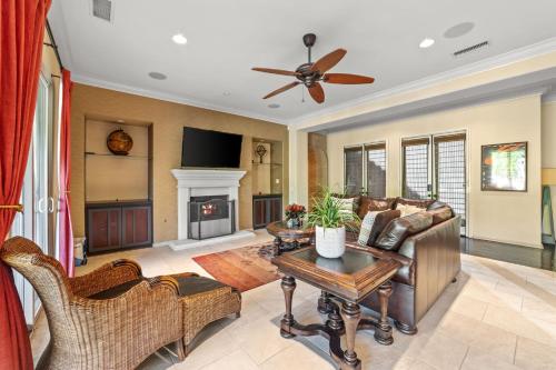 Μια τηλεόραση ή/και κέντρο ψυχαγωγίας στο Monthly Desert La Quinta Stays - Pool & Spa