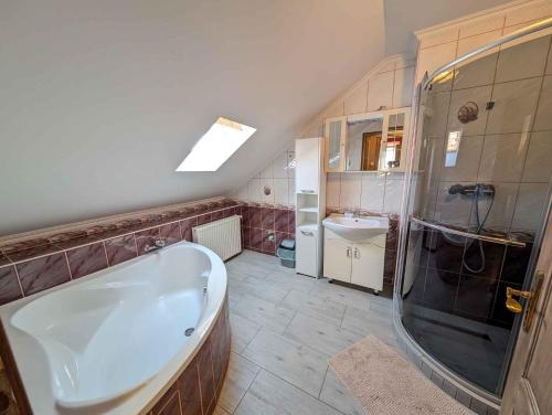 Ένα μπάνιο στο Apartment in Balatonszarszo 54840