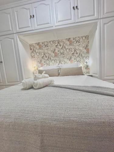 a white bed with a stuffed animal on top of it at Piso céntrico Corazón de Aridane in Los Llanos de Aridane