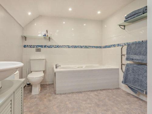 une salle de bain avec toilettes, baignoire et lavabo dans l'établissement 2 Bed in Glastonbury MOORH, à Edington