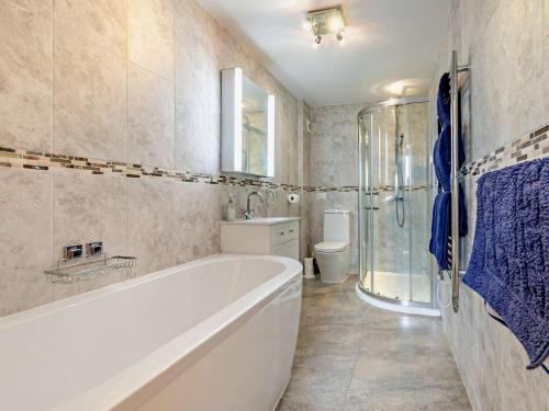 Saint Buryanにある2 Bed in Sennen 41427の浴槽、洗面台、トイレを備えたバスルーム