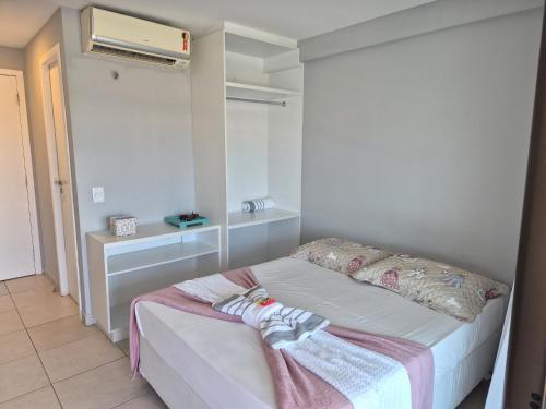 Dormitorio pequeño con cama y aire acondicionado en Cobertura Duplex - Luxo com Jacuzzi e 3 Suítes, en Aquiraz