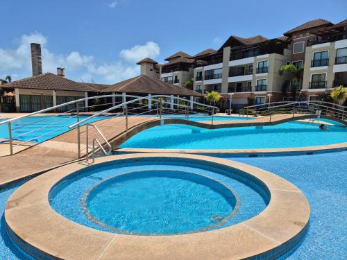 una gran piscina frente a un edificio en Cobertura Duplex - Luxo com Jacuzzi e 3 Suítes, en Aquiraz