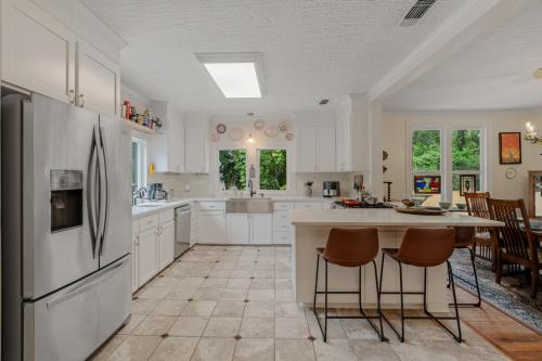 ハッティーズバーグにあるSpacious, Soulful Southern Stayの冷蔵庫と椅子付きのテーブルがあるキッチン