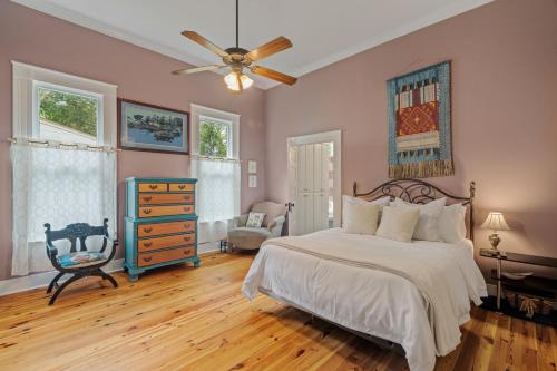 ハッティーズバーグにあるSpacious, Soulful Southern Stayのベッドと天井扇風機のある寝室