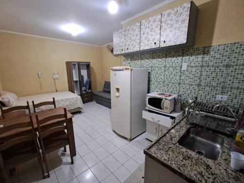 プライア・グランデにあるFlórida Houseのキッチン(シンク、冷蔵庫、ベッド付)