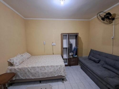 プライア・グランデにあるFlórida Houseのベッドとソファのある寝室