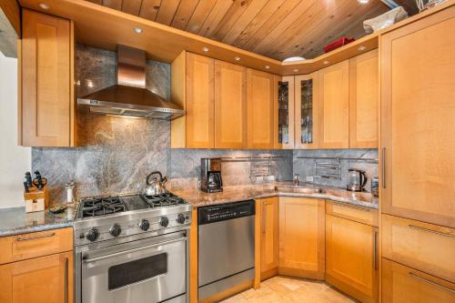 Kuchyň nebo kuchyňský kout v ubytování Shadow Mountain 10