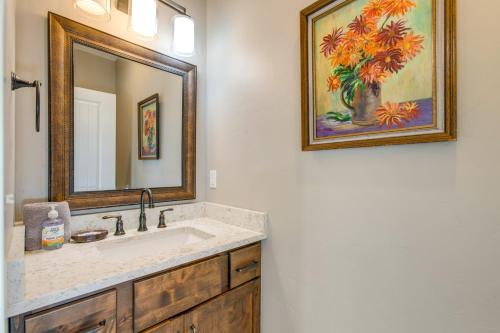 ein Badezimmer mit Waschbecken und Spiegel in der Unterkunft 5 Mi to Winter Park Resort Fraser Family Home in Fraser