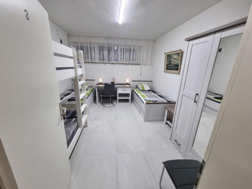 a room with a desk and a room with bunk beds at 3 Monteurzimmer als Wohngemeinschaft zur Selbstversorgung in Ostfildern