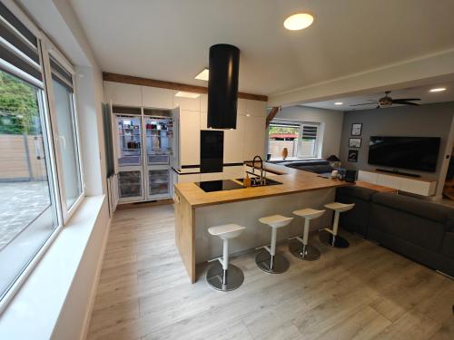 een keuken met een aanrecht en krukken in een kamer bij Dom na Kasztanowej in Augustów