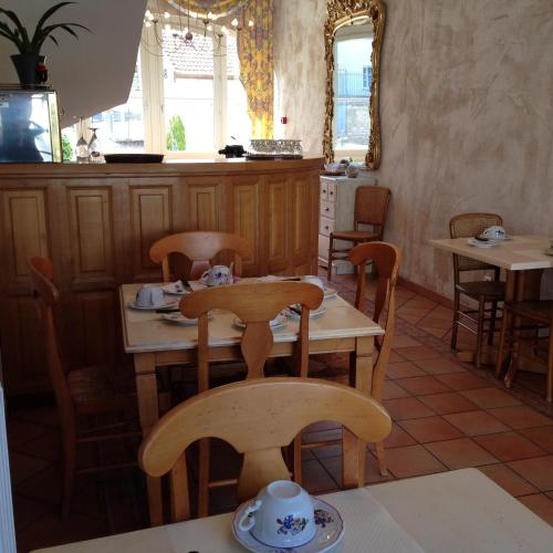a restaurant with tables and chairs in a room at Hotel Pinocchio in Gy