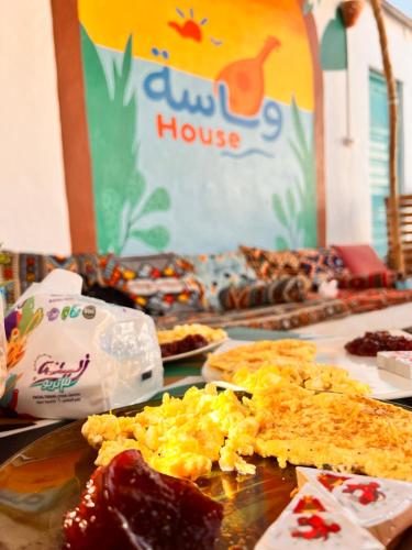 einen Tisch mit einem Frühstücksteller darauf in der Unterkunft Wanasa House in Saint. Catherine