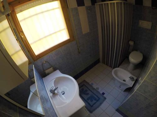 een kleine badkamer met een wastafel en een toilet bij Apartment in Rosolina Mare 34551 in Rosolina Mare