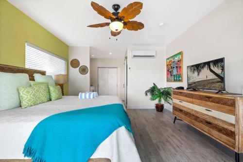 ein Schlafzimmer mit einem Bett und einem Deckenventilator in der Unterkunft The Sea Spray at Cottages in Sand Bluff