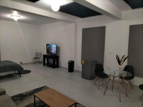 Μια τηλεόραση ή/και κέντρο ψυχαγωγίας στο Cómodo y excelente departamento en Monterrey