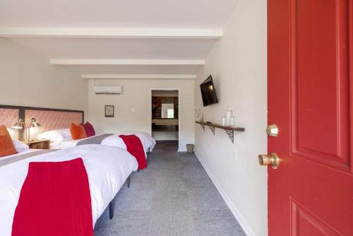 Postel nebo postele na pokoji v ubytování The Billy Motel Double Room with Retro Charm