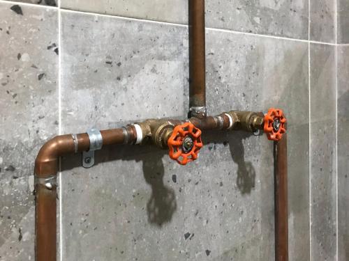 a pipe with orange gears attached to a pole at Tiny House in San Mateo Río Hondo