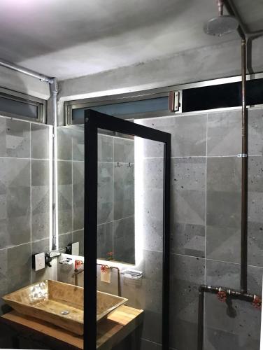 a bathroom with a sink and a mirror at Tiny House in San Mateo Río Hondo