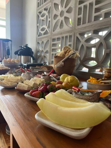 una tabella piena di diversi tipi di frutta e verdura di Pousada Grão & Vinha a Espirito Santo Do Pinhal