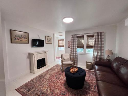 ein Wohnzimmer mit Sofa und Kamin in der Unterkunft Belle Cottage in Eagle Rock