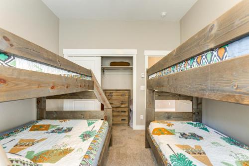 2 Etagenbetten in einem kleinen Zimmer mit einem Schlafzimmer in der Unterkunft 5 Mi to Winter Park Resort Fraser Family Home in Fraser