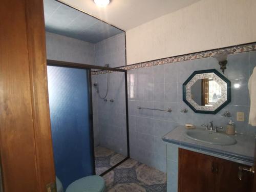 une salle de bain avec un lavabo et un miroir dans l'établissement Casa Vergel, à Temixco