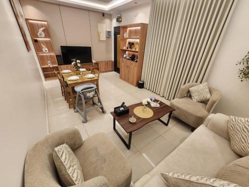 Μια τηλεόραση ή/και κέντρο ψυχαγωγίας στο بيوت عطلات منزال الجبل