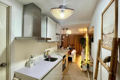 Η κουζίνα ή μικρή κουζίνα στο White Oak - Minimalist Studio for Couples with PS4 & Instax Camera