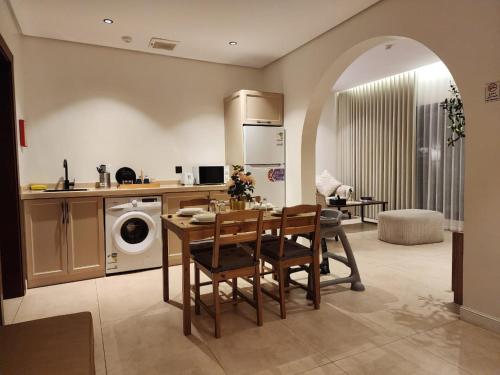 Η κουζίνα ή μικρή κουζίνα στο بيوت عطلات منزال الجبل