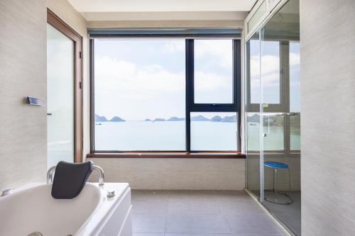 Ένα μπάνιο στο Paradise Elite Cat Ba - Managed by H&E Hospitality
