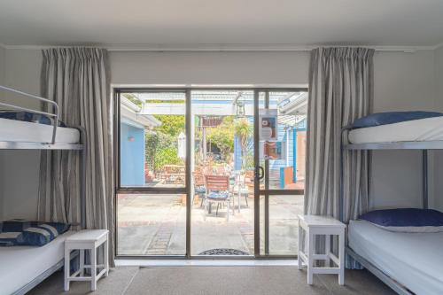 Un dormitorio con dos literas y un patio. en The Villa, en Picton