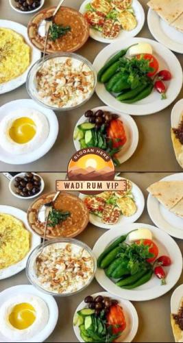 une table avec des assiettes de nourriture dessus dans l'établissement WADI RUM NEOM lUXURY CAMP, à Wadi Rum