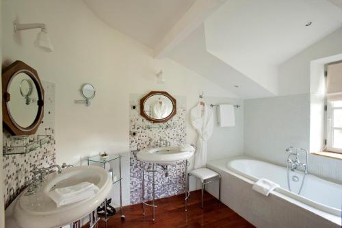 baño blanco con bañera, lavabo y tubermott en Auberge Ostapé, en Bidarray