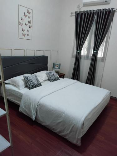 Postel nebo postele na pokoji v ubytování Kuntum Inn