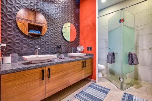 Ένα μπάνιο στο Oceanview Terrace, Pool, BBQ and Designer Touches