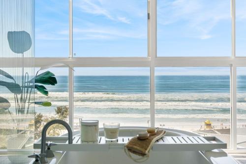 ゴールドコーストにあるULTIQA エア オン ブロードビーチのビーチを望む窓付きのキッチン
