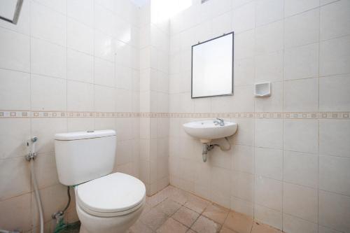 Ένα μπάνιο στο RedDoorz at Hotel Dewata Indah Denpasar