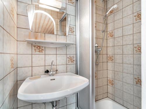 Un baño con lavabo y ducha en Landhaus am Waldrand, en Oberndorf in Tirol